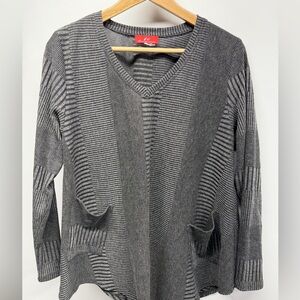 IC By Connie top v-neck gray stripe
